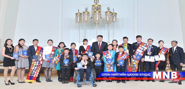 Ерөнхий сайд Ч.Сайханбилэг 2015 оны онцлох хүүхдүүдэд шагнал гардууллаа