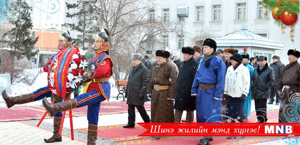 Монгол төрийн тамганы хөшөөнд цэцэг өргөв