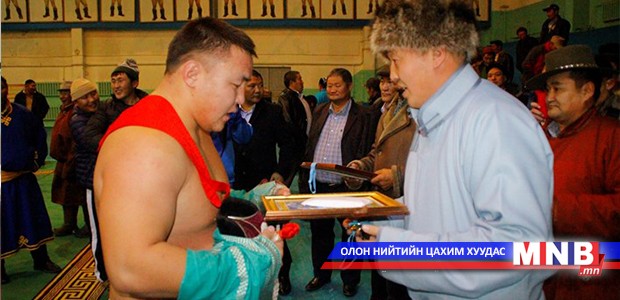 Улс, аймгийн цол шинээр авсан бөхчүүдэд хүндэтгэл үзүүлэх барилдаан боллоо
