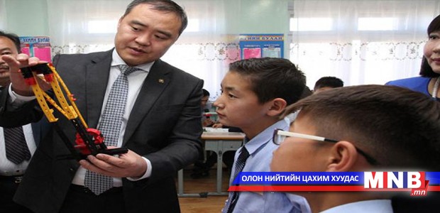 Сургуулиудад 1 тэрбум төгрөгийн тэтгэлэг олголоо