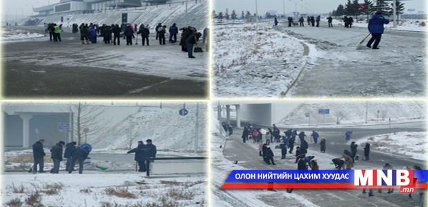 Дархан-Уул аймаг авто замынхаа цас, мөсийг цэвэрлэж байна