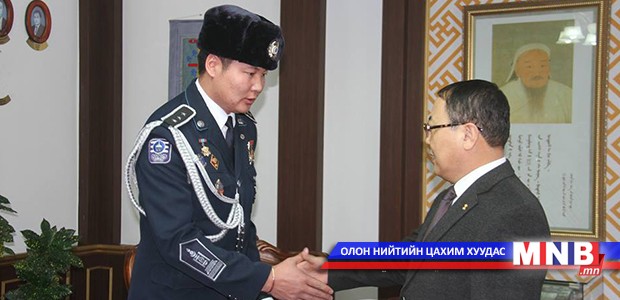 Онц ноцтой хэргийг шуурхай илрүүлсэн алба хаагчдыг "Цагдаагийн алдар” тэмдгээр шагнав
