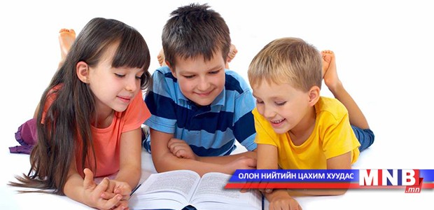 Еврэй айл хичнээн ядуу байсан ч 10-аас доошгүй номын шүүгээтэй байдаг