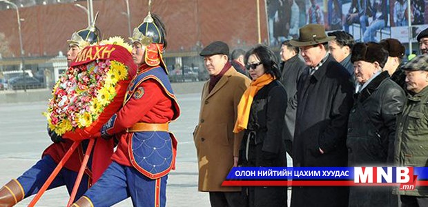 Жанжин Д.Сүхбаатарын хөшөөнд хүндэтгэл үзүүлэв