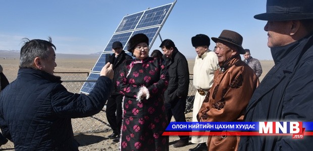 УИХ-ын дарга З.Энхболд нарны эрчим хүчээр ажилладаг ус өргүүр худаг байгуулж буй төслийн явцтай танилцав