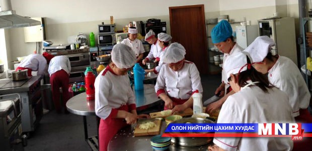 Завхан аймгийн оюутнууд 300 төлөөлөгчийн хоолыг бэлтгэв
