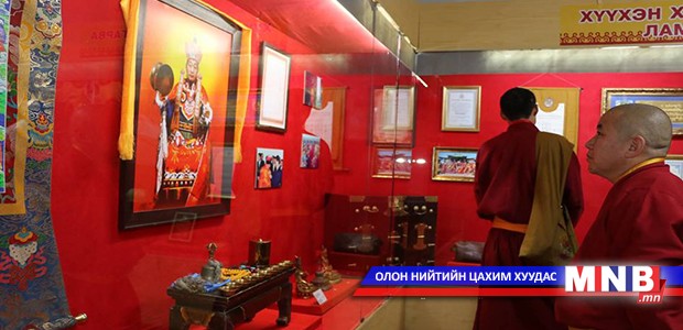 Хүүхэн хутагтын малгай, дээл, гутал тэргүүтнийг Дундговь аймгийн музейд заллаа