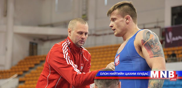 Сонгомол бөхийн барилдааны фото сурвалжлагыг хүргэж байна