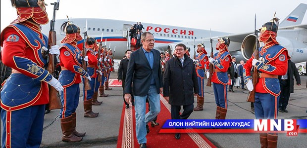 Оросын цэнхэр жийнс "дипломат" дуулиан дэгдээв