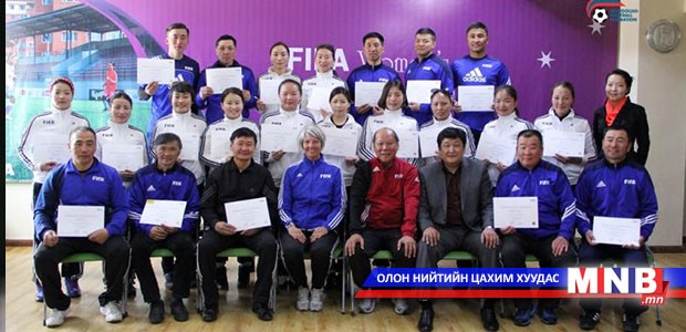 Хөлбөмбөгийн эмэгтэй дасгалжуулагчийн сургалт боллоо