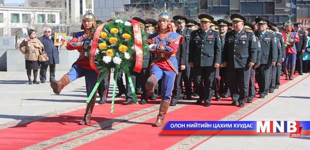 Зөвлөлтийн дайчид болон Г.К.Жуковын хөшөөнд цэцэг өргөж, хүндэтгэл үзүүллээ