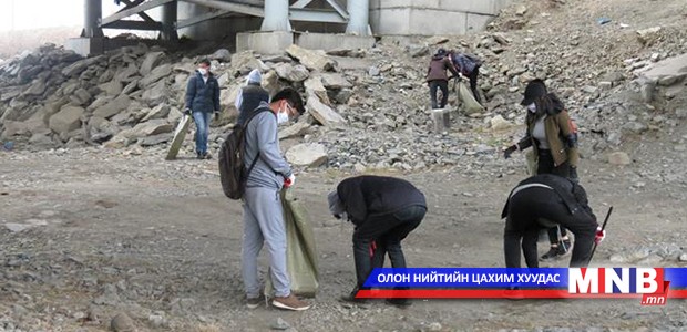 Сурагчид Туул голд түүвэр цэвэрлэгээ хийлээ