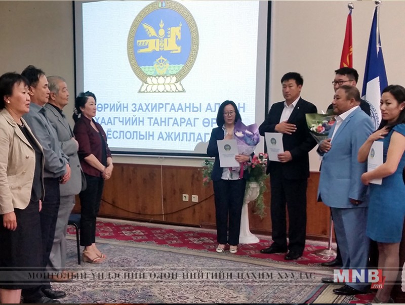 Амжилттай ажилласан албан хаагч, ажилчдыг шагналаа