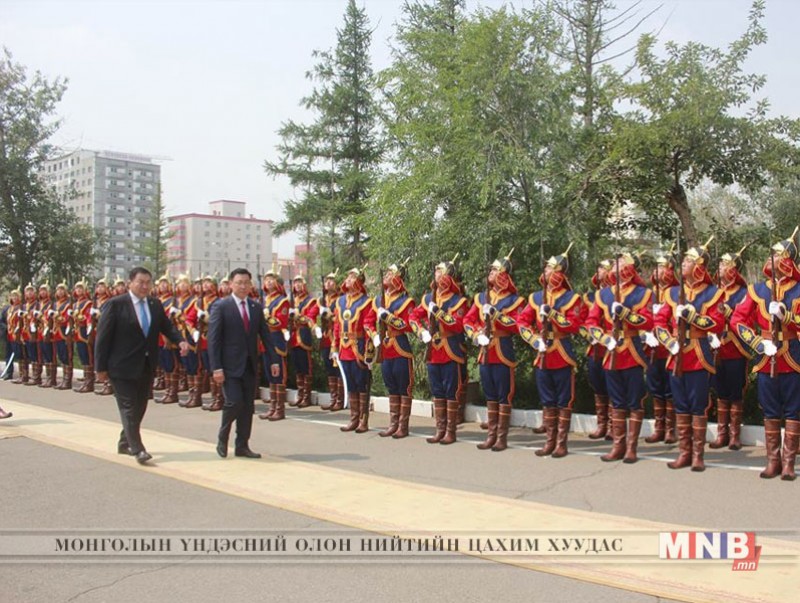 Батлан хамгаалахын сайд Б.Бат-Эрдэнэ тамгаа гардан авлаа