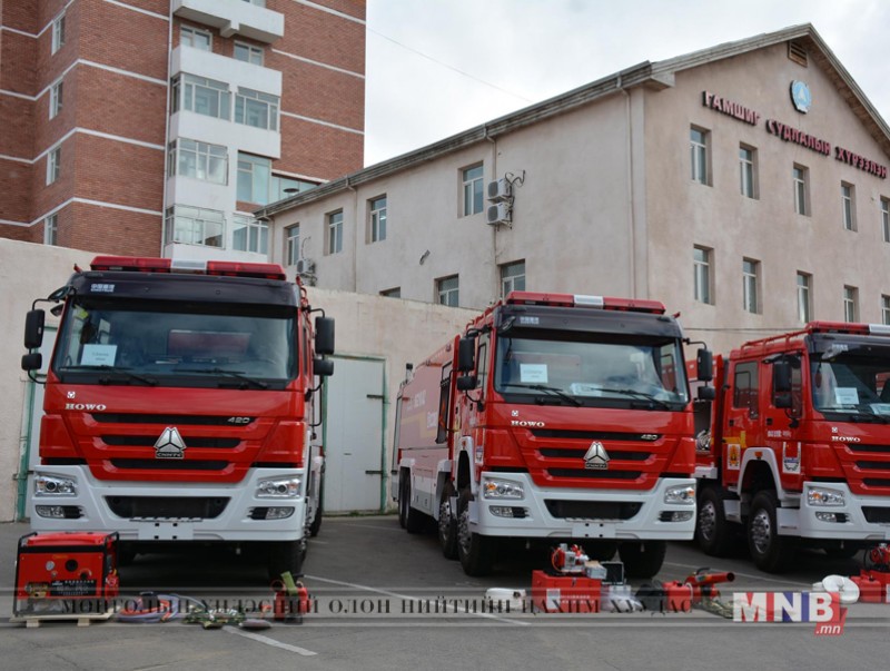 Онцгой байдлынхан гал унтраах авто машинаа хүлээн авлаа