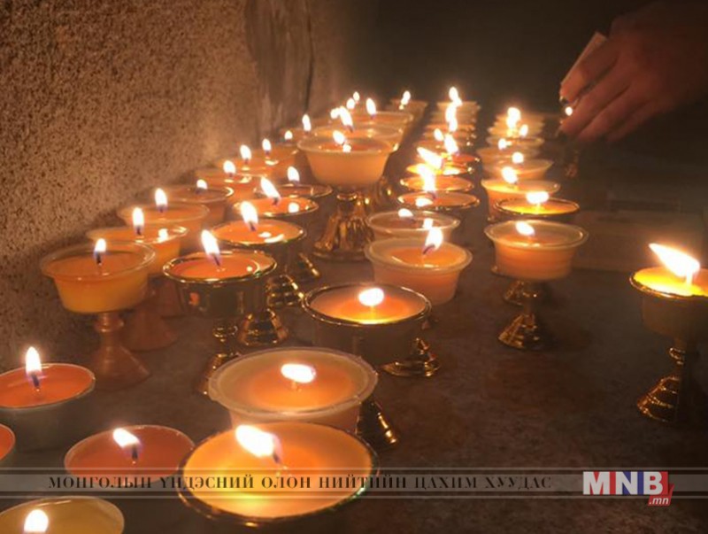 Бусдын гарт амиа алдсан хүүгийн дурсгалд зориулж, зул өргөжээ
