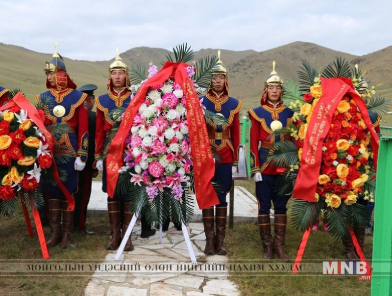 Улс төрийн хилс хэрэгт хэлмэгдэгсдийн хөшөөнд цэцэг өргөж, хүндэтгэл үзүүллээ