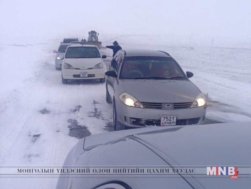 Орон нутгийн зам халтиргаа, гулгаатай байгааг анхааруулж байна