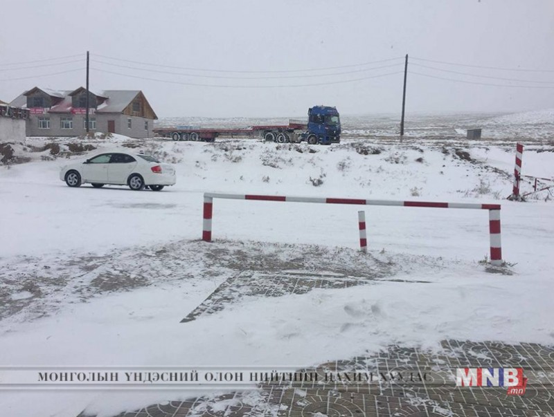 Орон нутгийн замд мөсөн бүрхүүл тогтсон байна