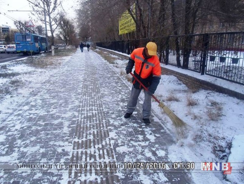Явган хүний зам халтиргаагүй байна