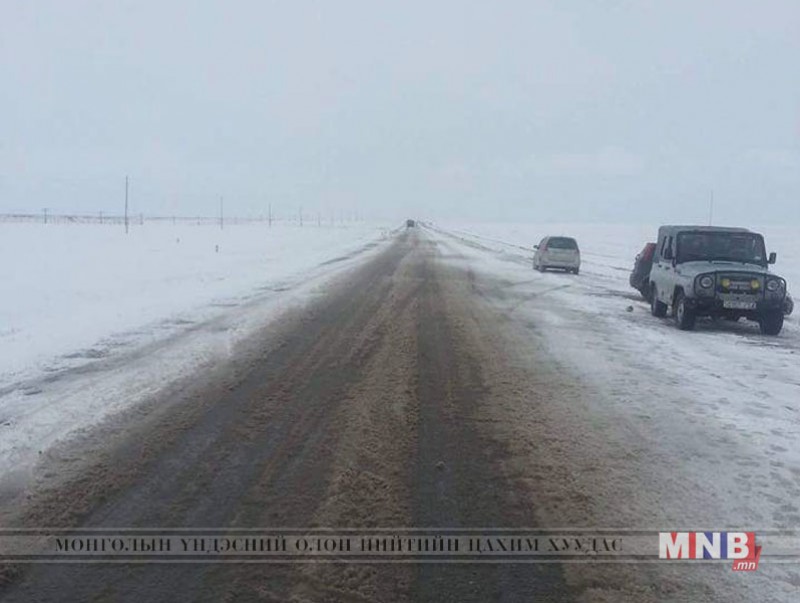 Орон нутгийн замд халтиргаа гулгаа үүсчээ