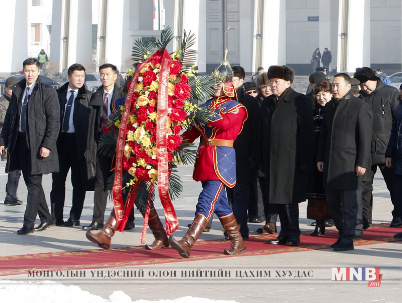 Д.Сүхбаатарын хөшөөнд цэцэг өргөж, хүндэтгэл үзүүллээ