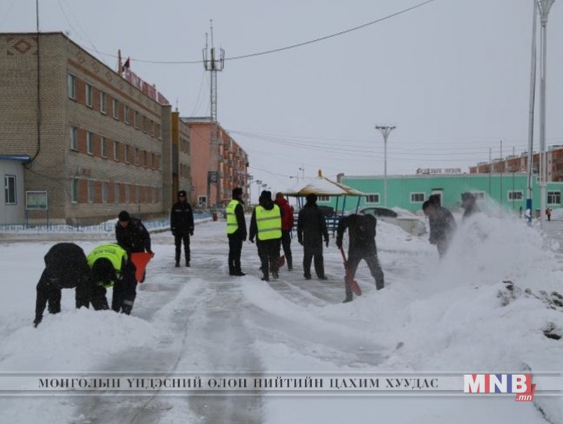 Цас цэвэрлэгээнд аж ахуйн нэгжүүд идэвхтэй оролцож байна