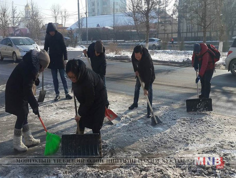 Халтиргаа, гулгаа үүсдэг газруудад давс хадгалах цэг байгуулав