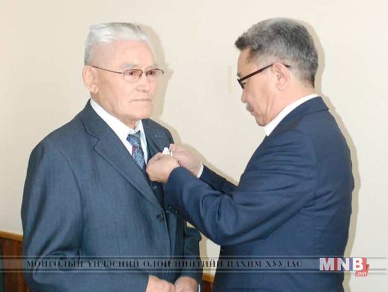 “Хубилай хаан” алтан медалиар Ж.Хайруллаг шагналаа