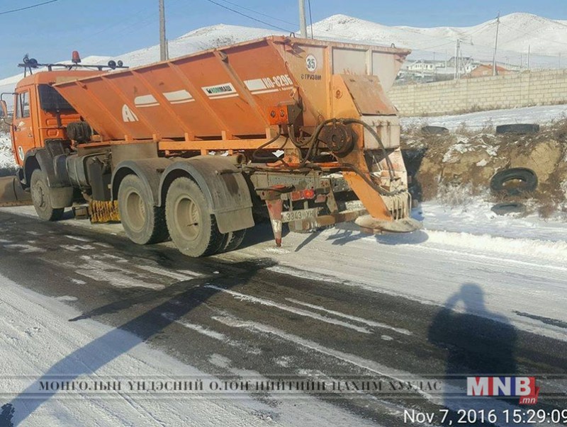Нийслэлийн гудамж, замуудад 2,7 тонн бодис цацжээ