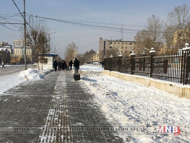 Батлан хамгаалах яамныхан ойр орчмын цасаа цэвэрлэлээ