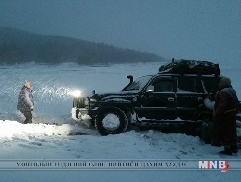 Орон нутгийн замд цастай, халтиргаа гулгаатай байна
