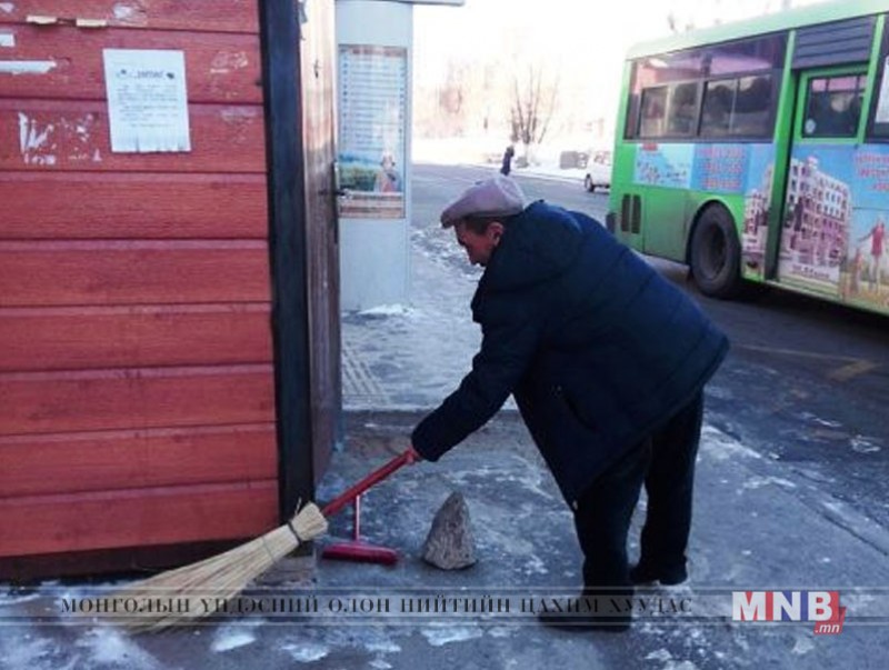 Аж ахуйн нэгжүүд орчны тойрныхоо талбайн цас мөсийг цэвэрлэнэ