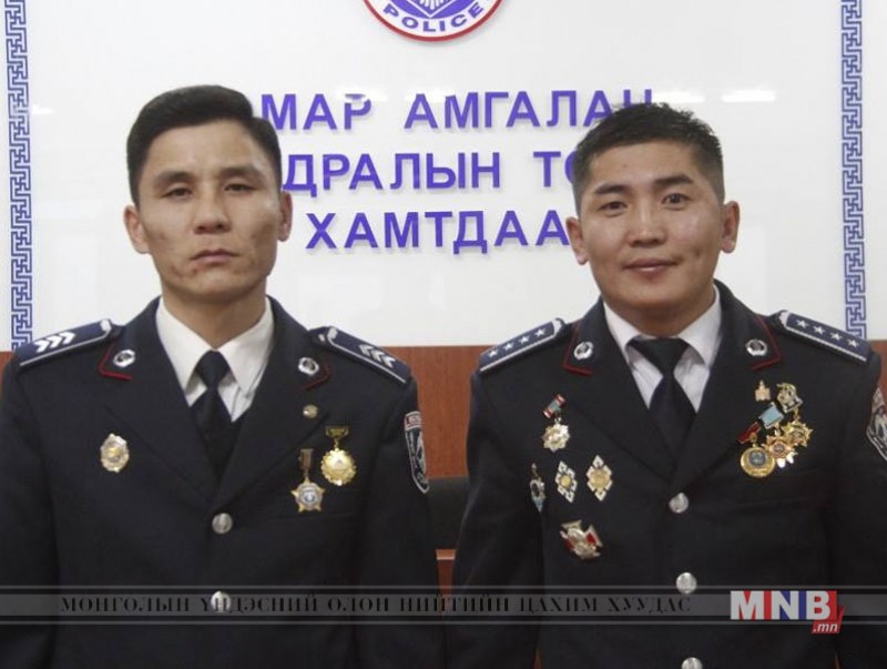 Цагдаагийн алба хаагчид нэгэн айлыг орон гэргүй болох аюулаас хамгаалжээ