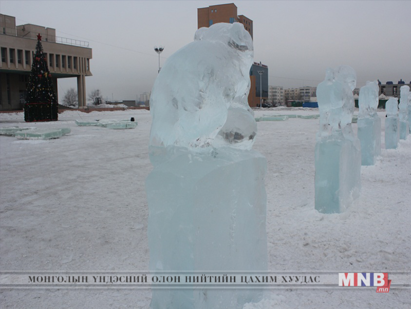 Мөсөн хотхон байгуулж байна