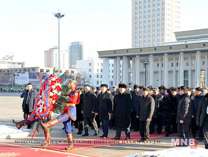 Д.Сүхбаатарын хөшөөнд цэцэг өргөж, Их эзэн Чингис хааны хөшөөнд хүндэтгэл үзүүлэв