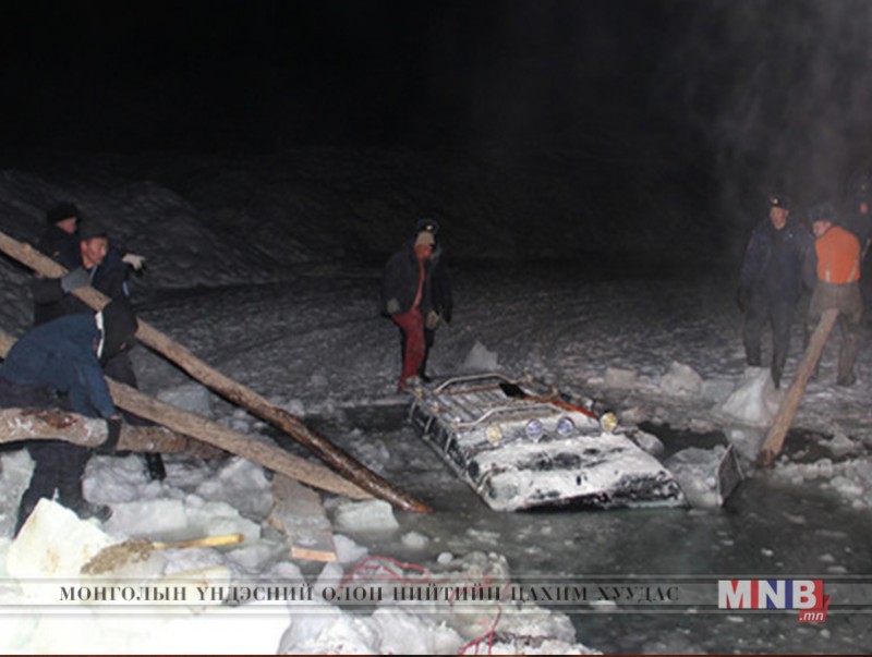 Хиймэл нууранд цөмөрсөн авто машиныг татаж гаргалаа