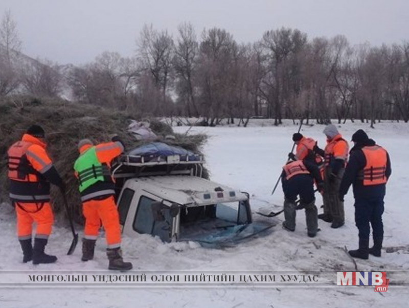 Сэлэнгэ мөрөнд цөмөрсөн авто машиныг татаж гаргалаа