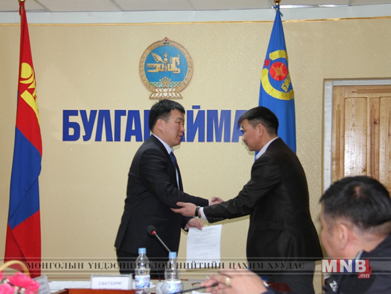 Малчин түмэндээ сэтгэлийн бэлэг өглөө