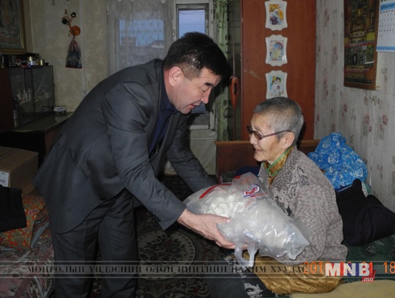 Хотын даргын бэлгийг уламжиллаа