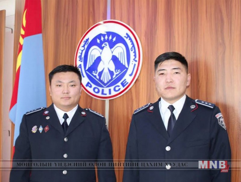 Цагдаагийн алба хаагчид нэгэн гэр бүлийг галын аюулаас аварлаа
