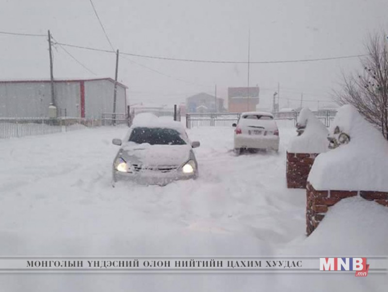 Баянхонгорт их хэмжээний цас орсоор байна