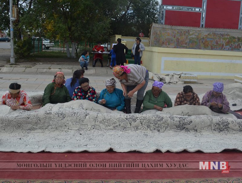 108 метр цагаан эсгийн дээр урласан зээгт ширмэл бэлэн боллоо