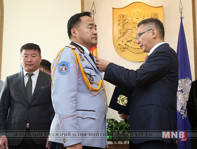 Зарим офицер, ахлагч нарыг шагнаж урамшууллаа