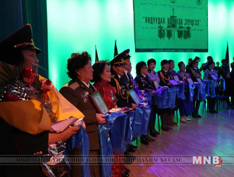 Чөлөөнд гарсан генералууд, хурандаа болон офицер, ахлагч нарт хүндэтгэл үзүүллээ