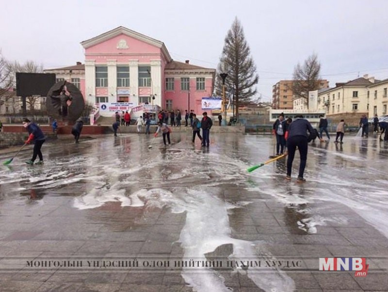 Налайхчууд төв талбайгаа угаалаа