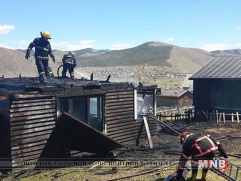 Өвс шатаахдаа гал алдсаны улмаас 12 айлын хашааны газар, хоёр байшин галд өртлөө