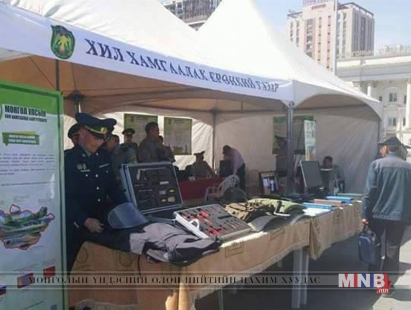 Хил хамгаалах ерөнхий газрынхан төв талбайд иргэдэд үйлчилж байна
