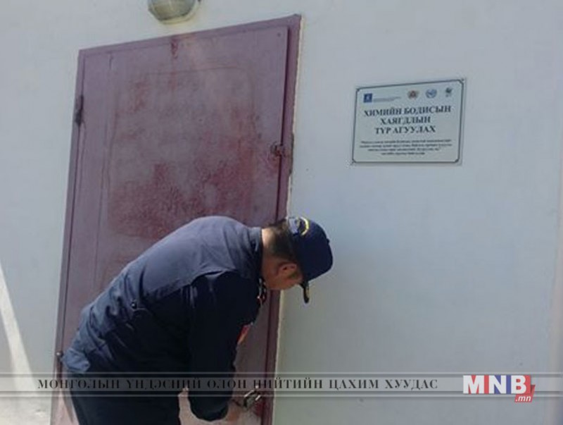 Химийн хичээлд хэрэглэгдэх хугацаа дууссан бодисуудыг түр хадгалах ажлыг зохион байгуулж байна