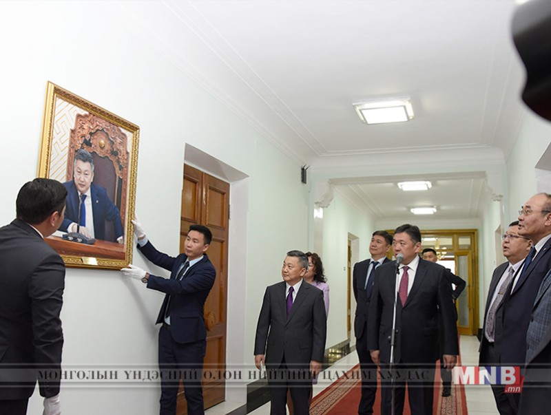 УИХ-ын дарга асан З.Энхболдын хөрөг зургийг Төрийн ордонд байрлууллаа